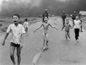 napalmova-divka-vietnam-1972-napalm-girl.jpg